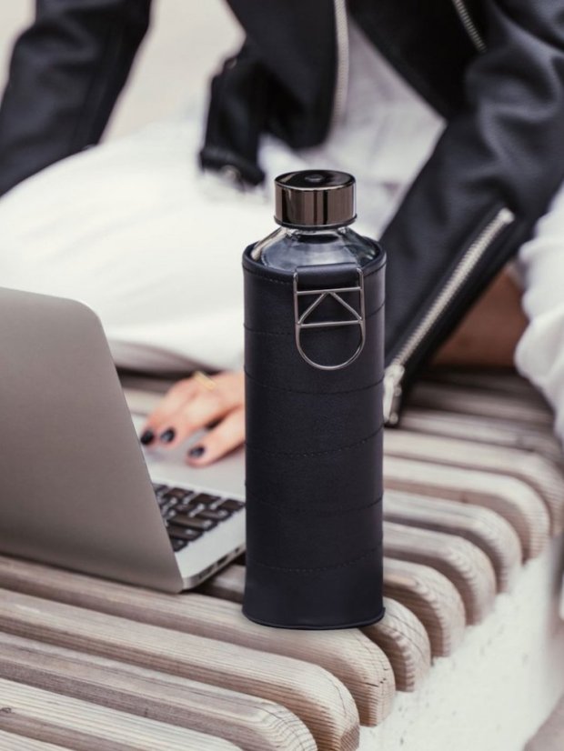 Láhev na pití Equa Mismatch Graphite 750 ml s obalem z umělé kůže