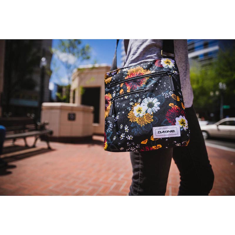Crossbody taška DAKINE JO JO Petal Maze