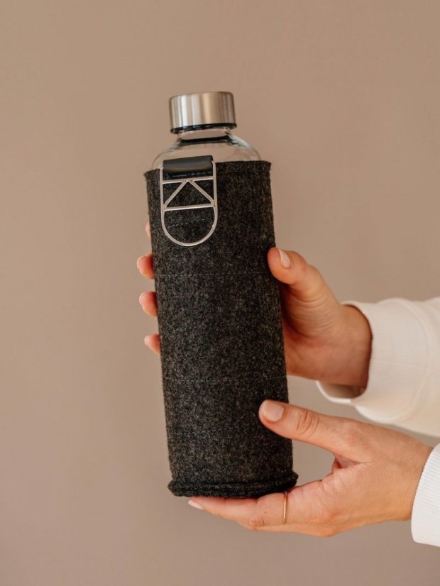 Láhev na pití Equa Mismatch Silver 750 ml s plstěným pouzdrem