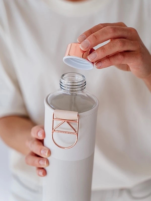 Láhev na pití Equa Mismatch Sage 750 ml s obalem z umělé kůže