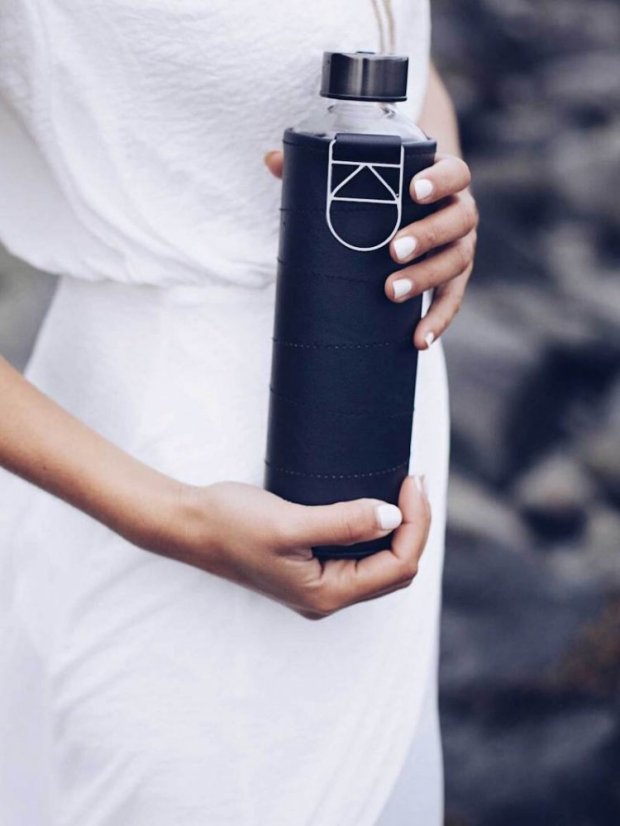 Láhev na pití Equa Mismatch Graphite 750 ml s obalem z umělé kůže