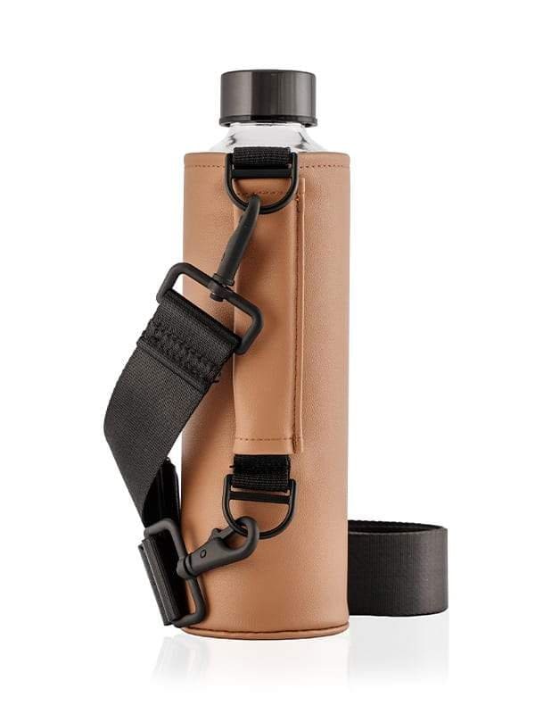 Levně Láhev na pití Equa Mismatch Crossbody Maple 750 ml s obalem z umělé kůže